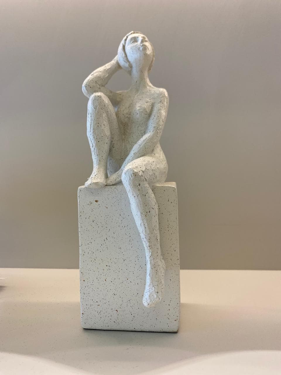 Escultura Figura Contemplativa em Gesso